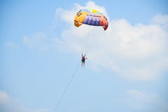 De mensen die op valscherm vliegen berijden in luchtvlucht, toerisme van de de zomervakantie van de achtergrond het blauwe hemelr stock afbeeldingen De mensen die op valscherm vliegen berijden in luchtvlucht, toerisme van de de zomervakantie van de achtergrond het blauwe hemelr stock afbeeldingen