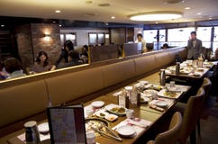 De mensen die van het voedselrestaurant Seoel Korea Koreaan eten stock foto De mensen die van het voedselrestaurant Seoel Korea Koreaan eten stock foto