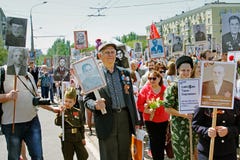 De mensen houden portretten van hun verwanten in het actie` Onsterfelijke regiment ` op Overwinningsdag in Volgograd royalty-vrije stock afbeeldingen De mensen houden portretten van hun verwanten in het actie` Onsterfelijke regiment ` op Overwinningsdag in Volgograd royalty-vrije stock afbeeldingen
