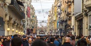 de mensen lopen en onderzoeken bij Istiklal-straat royalty-vrije stock foto de mensen lopen en onderzoeken bij Istiklal-straat royalty-vrije stock foto