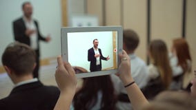 De mensen overhandigen het gebruiken van tabletcomputer bij een commerciële vergadering, een seminarie of een lezing de Professio stock videobeelden De mensen overhandigen het gebruiken van tabletcomputer bij een commerciële vergadering, een seminarie of een lezing de Professio stock videobeelden