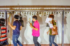 De mensen of de toerist van Unacquaintedthailand beklimmen tot de Gouden tempel van Berg wat Saket in het Festival van ‚Loi Krath royalty-vrije stock foto's De mensen of de toerist van Unacquaintedthailand beklimmen tot de Gouden tempel van Berg wat Saket in het Festival van ‚Loi Krath royalty-vrije stock foto's