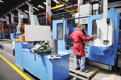 De mensen van arbeiders in fabriek stock afbeelding De mensen van arbeiders in fabriek stock afbeelding