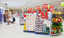 De mensen van de supermarkt het winkelen stock afbeeldingen De mensen van de supermarkt het winkelen stock afbeeldingen