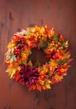 De met de hand gemaakte diy kunstmatige decoratie van de de herfstkroon met bladeren berr stock foto De met de hand gemaakte diy kunstmatige decoratie van de de herfstkroon met bladeren berr stock foto