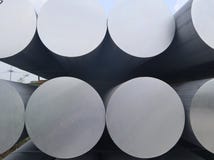 De metalen en het aluminium hopen in de pakhuislading op voor vervoer aan de productie van fabriek stock afbeelding De metalen en het aluminium hopen in de pakhuislading op voor vervoer aan de productie van fabriek stock afbeelding