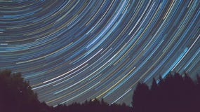 De meteoordouche van Perseid van de tijdtijdspanne - 12 Augustus 2016 stock foto's De meteoordouche van Perseid van de tijdtijdspanne - 12 Augustus 2016 stock foto's