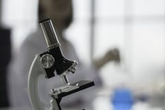 De microscoopopsporing van chemische schoonheidsmiddelen, vrouwelijke chemicus Als achtergrond vertroebelde, Concept voor het ont stock afbeeldingen De microscoopopsporing van chemische schoonheidsmiddelen, vrouwelijke chemicus Als achtergrond vertroebelde, Concept voor het ont stock afbeeldingen