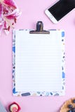 De minimale vlakte legt, smartphone, op pastelkleurachtergrond voor exemplaarruimte Werkruimte, lilac bloemenboeket Hoogste menin royalty-vrije stock afbeelding De minimale vlakte legt, smartphone, op pastelkleurachtergrond voor exemplaarruimte Werkruimte, lilac bloemenboeket Hoogste menin royalty-vrije stock afbeelding