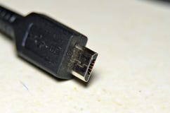 De miniusb-machtsadapter, sluit omhoog fotouiteinde om de telefoon aan te sluiten stock fotografie De miniusb-machtsadapter, sluit omhoog fotouiteinde om de telefoon aan te sluiten stock fotografie