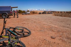 3/16/19 de Moab, Utá Um grupo de pessoas que prepara-se para biking de montanha longo do dia para fora em Moab, Utá fotos de stock royalty free 3/16/19 de Moab, Utá Um grupo de pessoas que prepara-se para biking de montanha longo do dia para fora em Moab, Utá fotos de stock royalty free