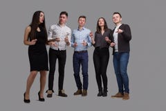 De moderne Jongeren zingt karaoke stock afbeelding De moderne Jongeren zingt karaoke stock afbeelding