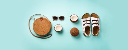 De modieuze rotanzak, kokosnoot, birkenstocks, palm vertakt zich, zonnebril op blauwe achtergrond banner Hoogste mening met exemp royalty-vrije stock afbeeldingen De modieuze rotanzak, kokosnoot, birkenstocks, palm vertakt zich, zonnebril op blauwe achtergrond banner Hoogste mening met exemp royalty-vrije stock afbeeldingen