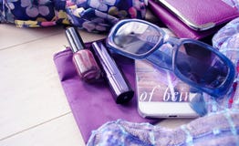 De modieuze vrouwelijke van de de zonnebrillippenstift van het toebehorenhorloge violette koppeling en mobiele telefoon De dingen royalty-vrije stock foto De modieuze vrouwelijke van de de zonnebrillippenstift van het toebehorenhorloge violette koppeling en mobiele telefoon De dingen royalty-vrije stock foto