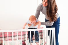 De moeder houdt de baby stock fotografie De moeder houdt de baby stock fotografie