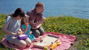 De de moedervader en dochter eten pizza door kustoverzees stock footage De de moedervader en dochter eten pizza door kustoverzees stock footage