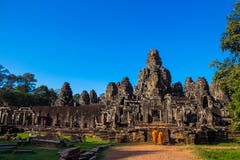 De monniken in de oude steengezichten van Bayon-tempel, Kambodja royalty-vrije stock foto's De monniken in de oude steengezichten van Bayon-tempel, Kambodja royalty-vrije stock foto's