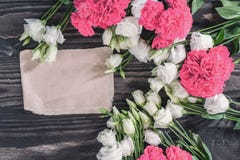 De mooie achtergrond van rode en roze rozen en witte eustoma bloeit op houten achtergrond Voor Moeder` s Dag en Royalty-vrije Stock Afbeeldingen De mooie achtergrond van rode en roze rozen en witte eustoma bloeit op houten achtergrond Voor Moeder` s Dag en Royalty-vrije Stock Afbeeldingen