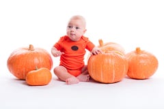 De mooie baby in oranje t-shirt op een witte achtergrond zit daarna stock foto's De mooie baby in oranje t-shirt op een witte achtergrond zit daarna stock foto's