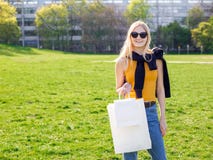 De mooie blondevrouw met zonnebril geniet van het winkelen Consumentisme, het winkelen spot omhoog, levensstijlconcept stock afbeelding De mooie blondevrouw met zonnebril geniet van het winkelen Consumentisme, het winkelen spot omhoog, levensstijlconcept stock afbeelding