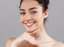 De mooie glimlach van het gezichtstanden van de vrouwen skincare schoonheid met handsclo stock fotografie De mooie glimlach van het gezichtstanden van de vrouwen skincare schoonheid met handsclo stock fotografie