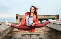 De mooie jonge meisjesturner nam stelt van streng stock fotografie De mooie jonge meisjesturner nam stelt van streng stock fotografie