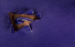 De mooie mollige, heldere purpere lippen vallen in de spleet van gekleurd document Schoonheidsmiddelen, schoonheidsmiddelen, scho royalty-vrije stock fotografie De mooie mollige, heldere purpere lippen vallen in de spleet van gekleurd document Schoonheidsmiddelen, schoonheidsmiddelen, scho royalty-vrije stock fotografie