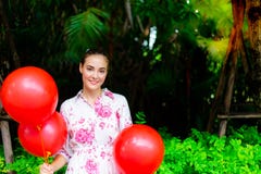 De mooie vrouw heeft partij in mooi park Mooi charmeren stock fotografie De mooie vrouw heeft partij in mooi park Mooi charmeren stock fotografie
