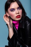 De mooie vrouw met kleurrijke make-up zet een hand aan het oor stock afbeelding De mooie vrouw met kleurrijke make-up zet een hand aan het oor stock afbeelding