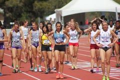 De mooie vrouwelijke afstandsagenten bereiden race voor stock afbeeldingen De mooie vrouwelijke afstandsagenten bereiden race voor stock afbeeldingen