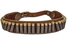De munitieriem van het jagersgeweer munitie en meer bandolier, patronen binnen Geïsoleerde Bruin leer, gouden hoofden van munitie stock foto De munitieriem van het jagersgeweer munitie en meer bandolier, patronen binnen Geïsoleerde Bruin leer, gouden hoofden van munitie stock foto