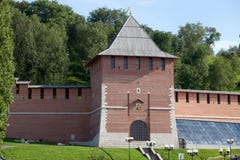 De muur van het Kremlin en Toren van Conceptie in Nizhny Novgorod, Rusland stock afbeelding De muur van het Kremlin en Toren van Conceptie in Nizhny Novgorod, Rusland stock afbeelding
