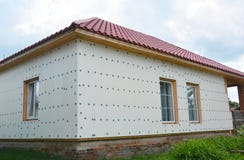 De muurisolatie van de huisvernieuwing met storaxschuim Onvolledige hou stock fotografie De muurisolatie van de huisvernieuwing met storaxschuim Onvolledige hou stock fotografie