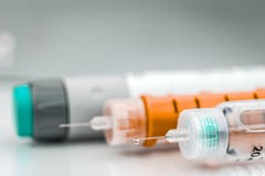 De naald of de pen van de insulineinjectie voor gebruik door diabetici stock foto De naald of de pen van de insulineinjectie voor gebruik door diabetici stock foto