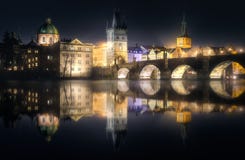De nacht van Charles bridgeat, Praag, Tsjechische Republiek stock fotografie De nacht van Charles bridgeat, Praag, Tsjechische Republiek stock fotografie