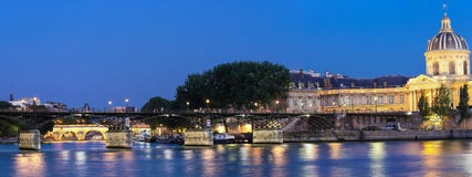 De nachtmening van Zegenrivier, Institut de France -de bouw en brug van Kunsten bij nacht, Parijs stock afbeelding De nachtmening van Zegenrivier, Institut de France -de bouw en brug van Kunsten bij nacht, Parijs stock afbeelding