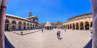 De niet geïdentificeerde mensen lopen bij binnenplaats van Ulu Mosque stock foto's De niet geïdentificeerde mensen lopen bij binnenplaats van Ulu Mosque stock foto's