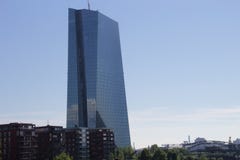 De nieuwe bouw van de Europese Centrale Bank in Frankfurt, Duitsland royalty-vrije stock fotografie De nieuwe bouw van de Europese Centrale Bank in Frankfurt, Duitsland royalty-vrije stock fotografie