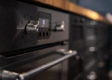 De nieuwe keuken heeft een ingebouwde oven royalty-vrije stock foto's De nieuwe keuken heeft een ingebouwde oven royalty-vrije stock foto's