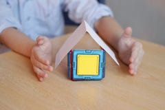 De nieuwe woningbouw, koopt een flat, verzekeringsconcept, beschermingsconcept Mensen, kinderen stock fotografie De nieuwe woningbouw, koopt een flat, verzekeringsconcept, beschermingsconcept Mensen, kinderen stock fotografie