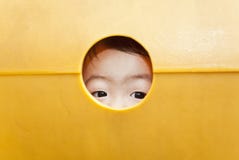 De nieuwsgierige ogen van kinderen royalty-vrije stock fotografie De nieuwsgierige ogen van kinderen royalty-vrije stock fotografie