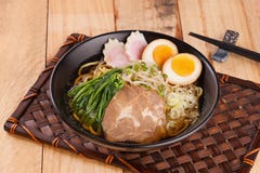 De noedel van Shoyuramen met varkensvleesrib, eieren, spinazie en spruiten op B stock fotografie De noedel van Shoyuramen met varkensvleesrib, eieren, spinazie en spruiten op B stock fotografie
