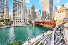 De noordelijke Rivier Riverwalk van Chicago op Rivier i van Chicago van de het Noordentak stock fotografie De noordelijke Rivier Riverwalk van Chicago op Rivier i van Chicago van de het Noordentak stock fotografie