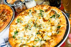 De nootpizza van de kippenpijnboom royalty-vrije stock foto De nootpizza van de kippenpijnboom royalty-vrije stock foto