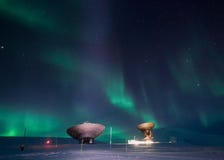 De nordliga ljusen i bergen av Svalbard, Longyearbyen, Spitsbergen, Norge tapet arkivfoton De nordliga ljusen i bergen av Svalbard, Longyearbyen, Spitsbergen, Norge tapet arkivfoton