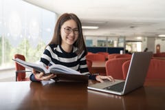 De nouveau au concept d'université d'université de la connaissance d'éducation d'école, aux jeunes femmes travaillant et à l'ordi photo stock De nouveau au concept d'université d'université de la connaissance d'éducation d'école, aux jeunes femmes travaillant et à l'ordi photo stock