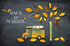 De nouveau au concept d'école Image de vue supérieure d'autobus scolaire et de crayons à côté de croquis d'arbre avec les feuille photographie stock libre de droits De nouveau au concept d'école Image de vue supérieure d'autobus scolaire et de crayons à côté de croquis d'arbre avec les feuille photographie stock libre de droits