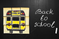 De nouveau au fond d'école avec le ` de titre de nouveau au ` de ` d'école et d'autobus scolaire de ` écrit sur les morceaux de p images libres de droits De nouveau au fond d'école avec le ` de titre de nouveau au ` de ` d'école et d'autobus scolaire de ` écrit sur les morceaux de p images libres de droits
