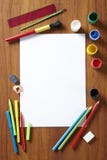 De nouveau à l'art d'école la garniture peint des crayons et des crayons lecteurs photos stock De nouveau à l'art d'école la garniture peint des crayons et des crayons lecteurs photos stock