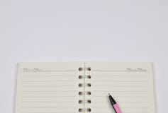 De nouveau à l'école, au concept de l'éducation - un plan rapproché de stylo bille et à un livre compositionnel dans la perspecti photo libre de droits De nouveau à l'école, au concept de l'éducation - un plan rapproché de stylo bille et à un livre compositionnel dans la perspecti photo libre de droits